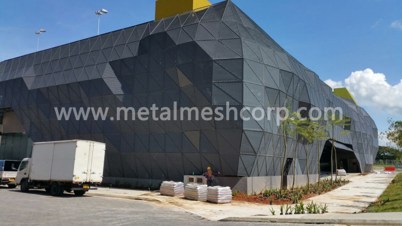 The Aluminum Expanded Metal Mesh curtain wall is the outer wall of the building.